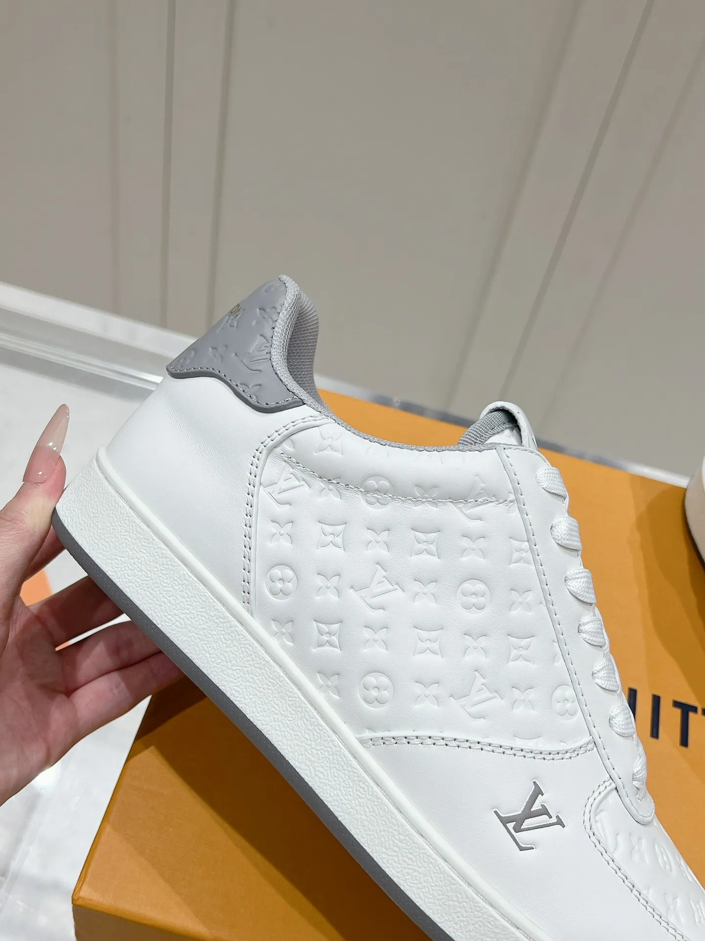 👟👟Ex-factory price 680👟👟 LV new style casual white shoes for men, simple and fashionable, light and comfortable, size: 39-44 (order 45)